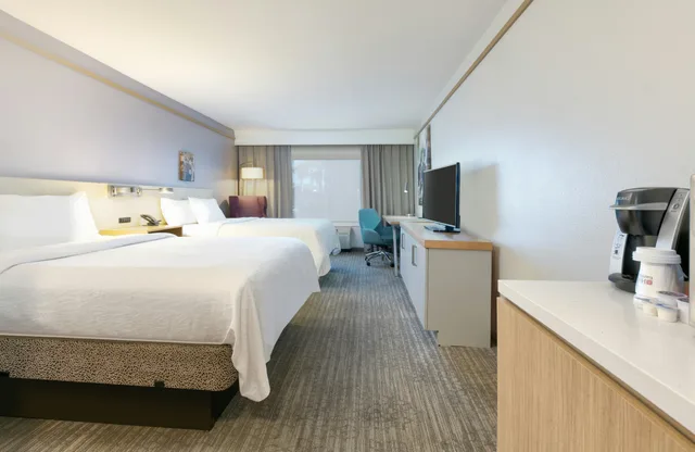 غرفة بسريرين كوين بحوض استحمام لذوي الإعاقة، Hilton Garden Inn Irvine East-Lake Forest 4/4