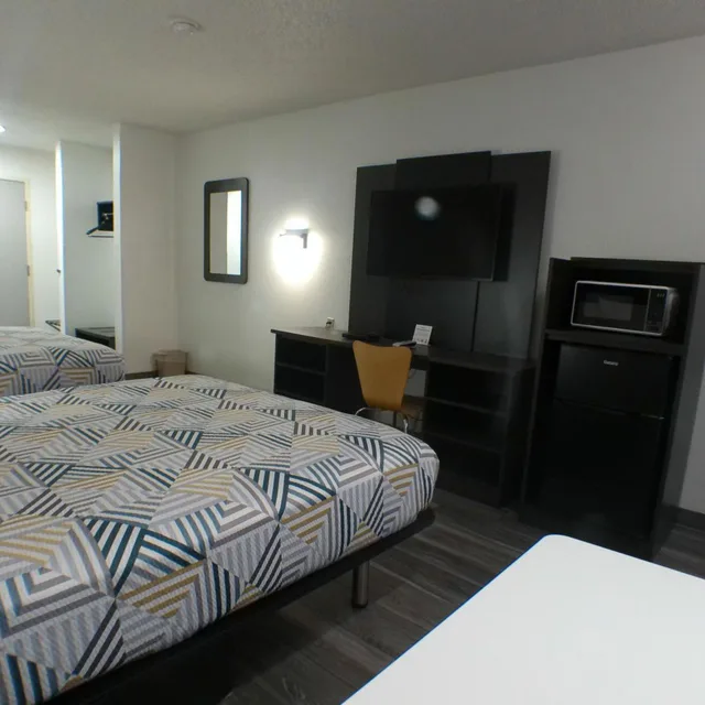 2 Queen Beds - Mobility Access Tub Nsmk، Motel6 Winslow, AZ 2/10