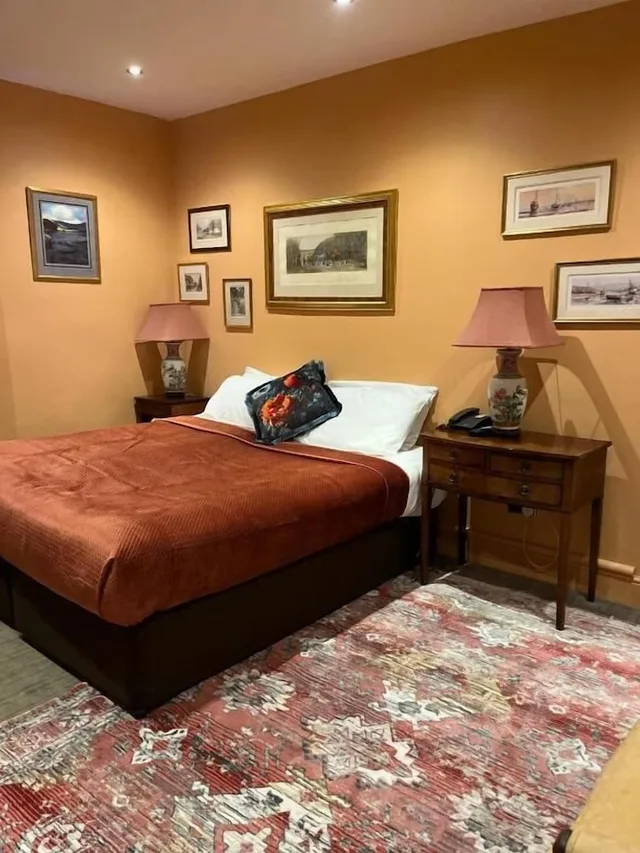 Superior, Queen Bed, Queens Court Hotel 3/4