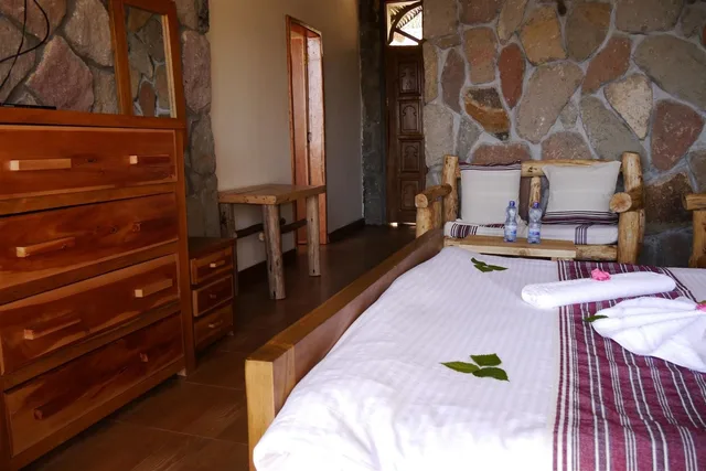 غرفة ديلوكس رباعية بسرير كوين وسريرين منفصلين بإطلالة على الجبل بشرفة بغرفتي نوم، Sora Lodge Lalibela 5/7