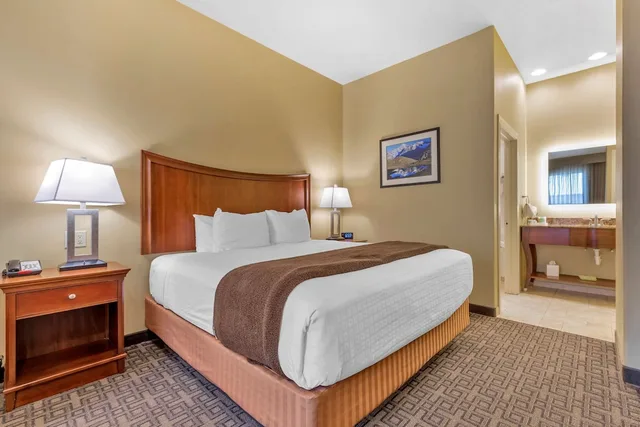 غرفة قياسية بسرير كينج بشرفة مع أريكة، Best Western Plus Swiss Chalet Hotel & Suites 1/6