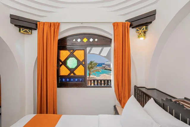 غرفة قياسية بسرير مزدوج بإطلالة على البحر، Arabella Azur Resort 1/7