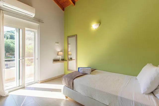 فيلا بسرير فردي وسريرين كوين مع أريكة، Neaira Villas Chania 4/10