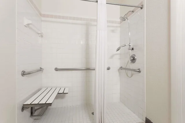 غرفة بسريرين كوين بحوض استحمام لذوي الإعاقة، Days Inn by Wyndham Sarasota I-75 7/7
