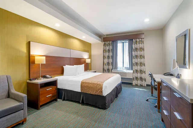 غرفة بسرير كينج لذوي الإعاقة، Best Western Plus Gardena Inn & Suites 1/5