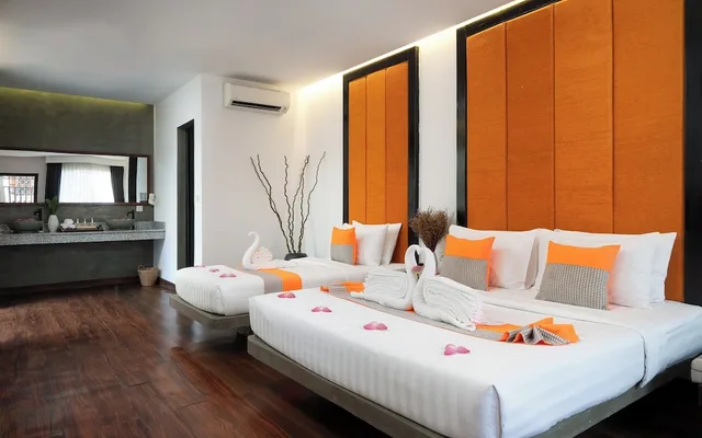 غرفة ديلوكس عائلية بسرير كينج وسرير فردي بإطلالة على المسبح بشرفة، Central Corner D Angkor 5/10