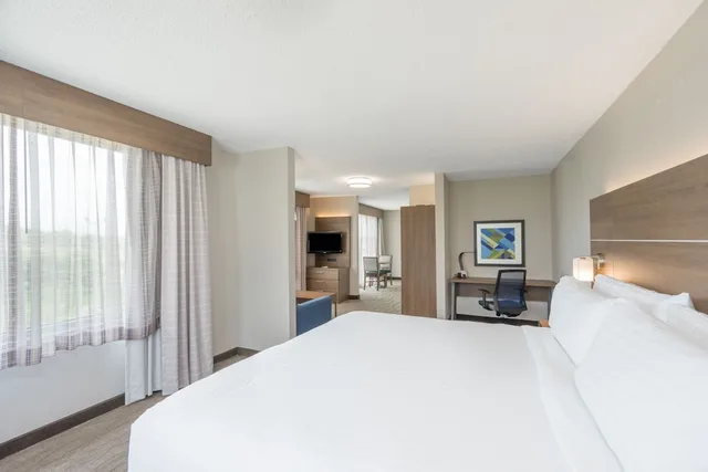غرفة قياسية بسرير كينج، Holiday Inn Express Hotel Suites Frankfort 1/5