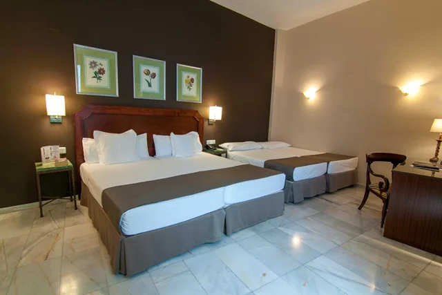 غرفة عائلية بسريرين منفصلين مع أريكة، San Gil Hotel 1/2