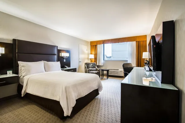 غرفة قياسية بسرير كينج وسرير كوين في طابق مرتفع، Holiday Inn Vancouver Centre 5/8