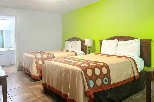 2 Queen Beds Non-Smoking, OYO Hickory House Inn 1/5