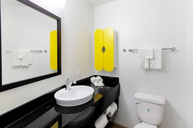 غرفة ديلوكس بسرير كينج بمطبخ صغير لذوي الإعاقة، Studio6 Austin, TX - Airport 3/7