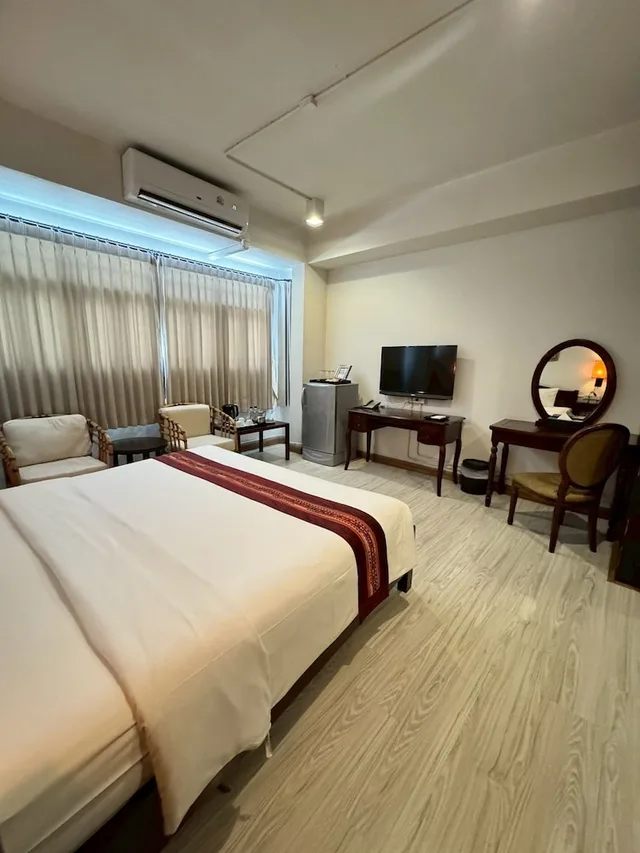 Family, Double and Twin Beds, 99 the Gallery Hotel 1/10