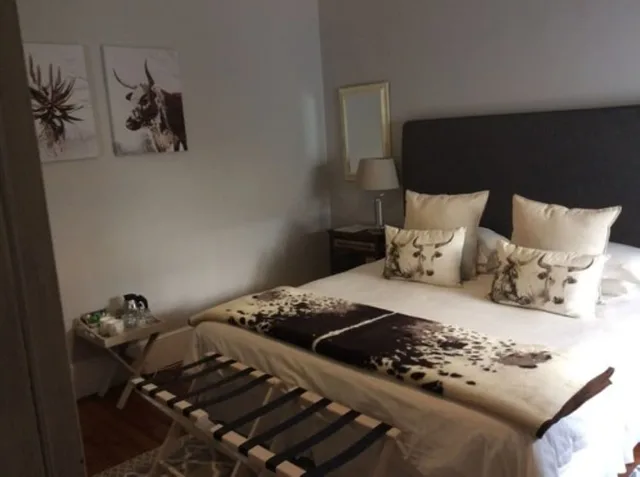 Standard, King Bed, Parker Cottage 2/4