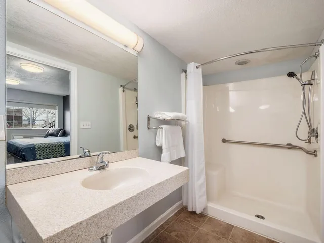 غرفة بسرير كينج لذوي الإعاقة، Grove City Travel Inn Columbus South 4/4