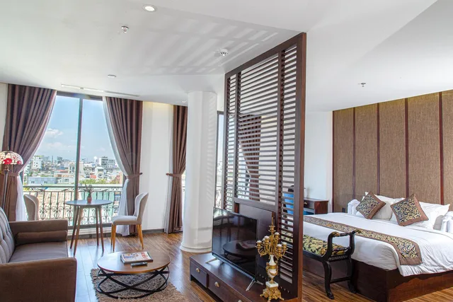 جناح بسرير كينج بشرفة، Dong Duong Hotel & Suites 1/2