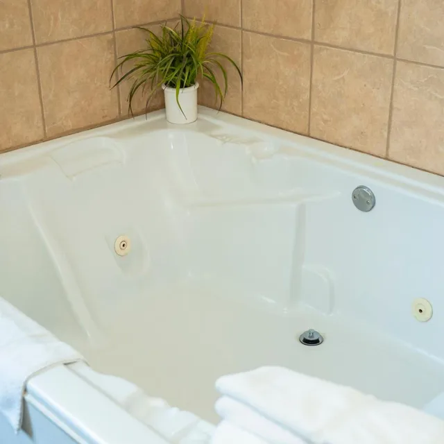 جناح بسرير كينج بجاكوزي، New Victorian Inn York 8/8