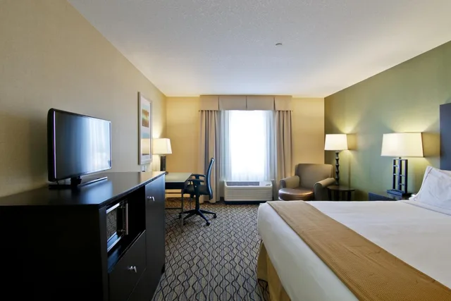غرفة قياسية بسرير كينج، Wingate by Wyndham Fort Saskatchewan 4/10