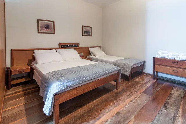 غرفة قياسية رباعية بسرير مزدوج وسريرين منفصلين، Praia Sol Hotel by Castelo Itaipava 1/3