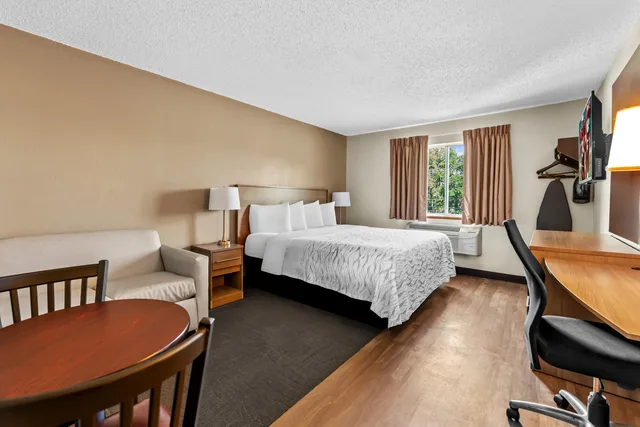 غرفة سوبيريور بسرير كينج، Red Roof Plus Suites Malone 2/6