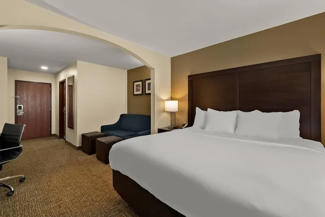 جناح بسرير كينج مع أريكة، Comfort Inn and Suites Atoka 3/6