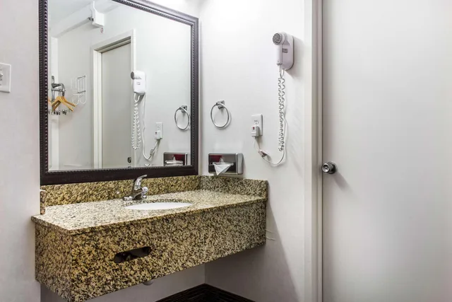 غرفة بسرير كوين، Clarion Hotel Philadelphia International Airport 1/1