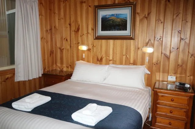1 Bedroom, Deluxe, Cabin, Queen Bed, Balcony, Garden Area، Swansea Cottages & Motel Suites 2/3