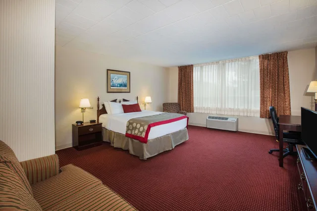 غرفة بسرير كينج لذوي الإعاقة، Ramada by Wyndham Ligonier 4/4