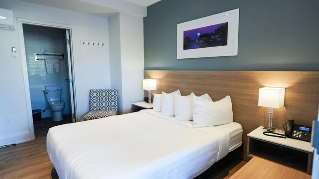 غرفة ديلوكس بسرير كوين، Colonial Hotel & Suites 2/7