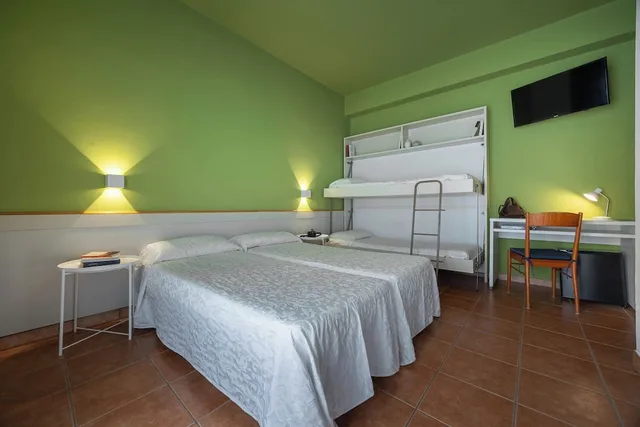 غرفة اقتصادية رباعية بسرير مزدوج وسرير بطابقين بشرفة، HOTEL PORTOFINO 1/9
