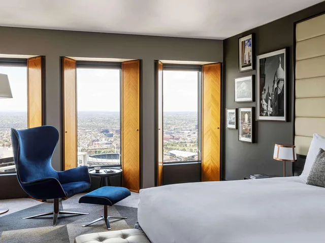Prestige, Suite, King Bed, City or Bay View, Living Area, Corner، Sofitel Melbourne On Collins 1/2