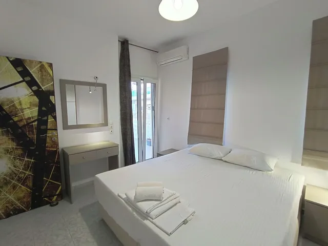 Family, House, King Bed, Sofa، Albatross Studios And Apartments 1/3