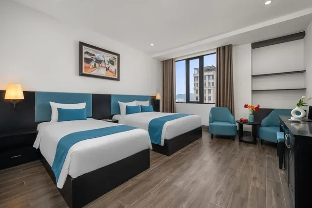 غرفة ديلوكس ثلاثية بسرير كوين وسرير فردي بإطلالة على المدينة، Vian Hotel 4/7