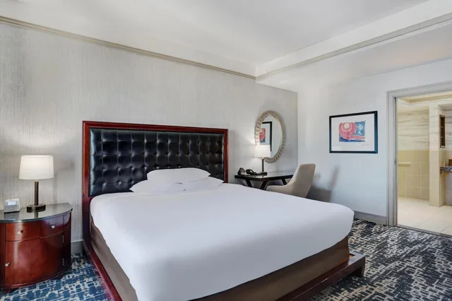 جناح، Hyatt Regency DFW International Airport 2/5