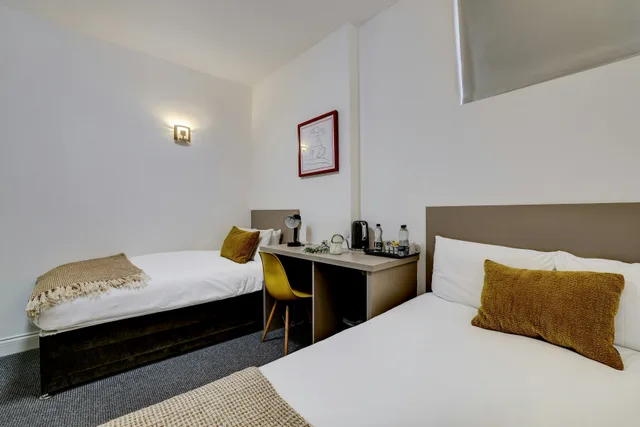 غرفة قياسية ثلاثية، Belvilla Ilford Station Hotel, 4 min from Elizabeth line 1/6