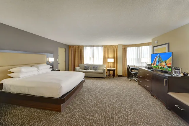 غرفة ركنية بسرير كينج بحوض استحمام لذوي الإعاقة، Hilton Orlando/Altamonte Springs 1/3