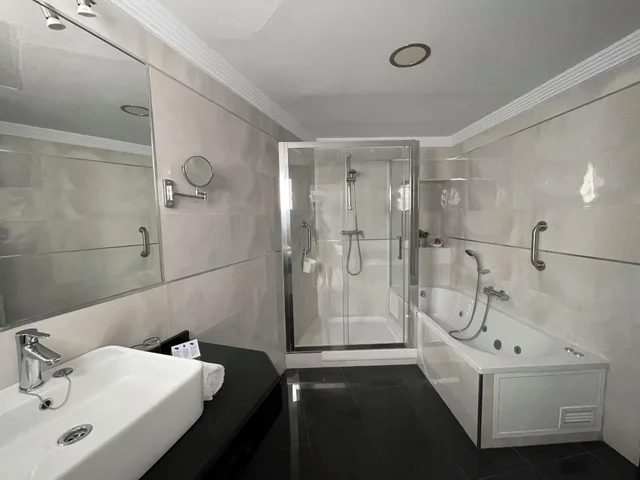 Romantic, Jetted Tub, Plaza Cavana 4/4