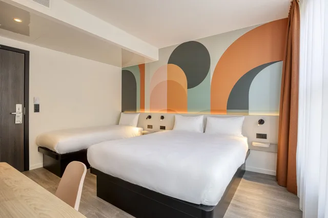 غرفة ثلاثية بسرير مزدوج وسرير فردي، B&B Hotel Hasselt 2/5