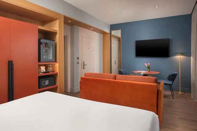 Adjoining, Family, Queen Bed, with Extra Bed، NH Firenze 4/9