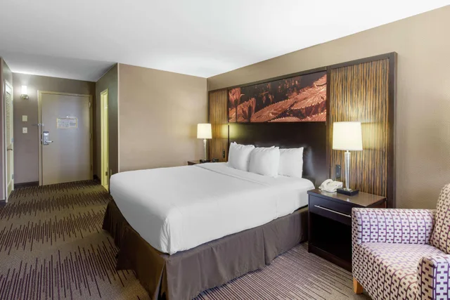 غرفة ديلوكس بسرير مزدوج، Doubletree Hotel Downtown Wilmington Legal 1/2