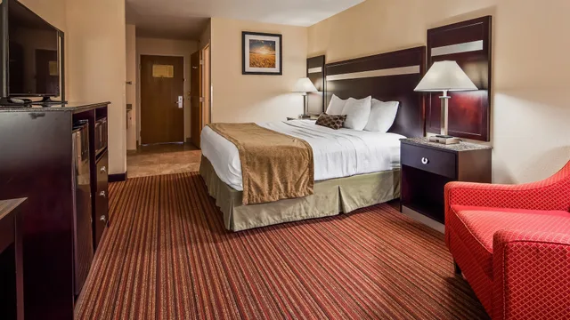 غرفة قياسية بسرير كينج، Best Western Parsons Inn 2/7