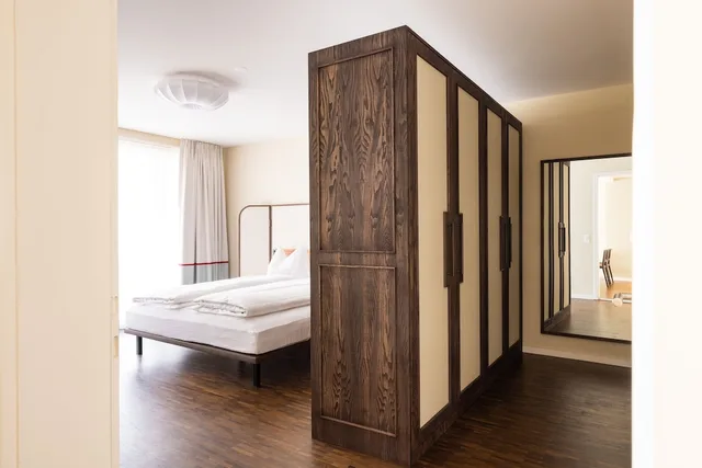 شقة سوبيريور بسريرين منفصلين وسرير كينج بشرفة بغرفتي نوم مع أريكة، Ema House Serviced Apartments Seefeld 6/10
