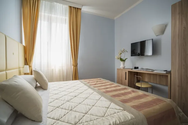 غرفة كلاسيكية رباعية بسرير مزدوج وسرير بطابقين، Hotel Re Enzo 2/8