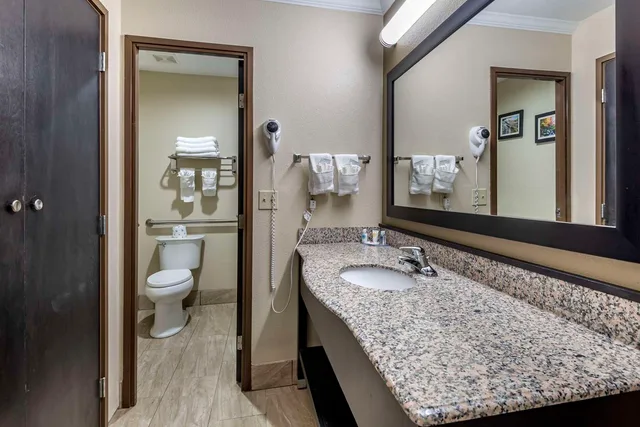 Room, King Bed, Comfort Inn Asheville East-Blue Ridge Pkwy Access 4/4