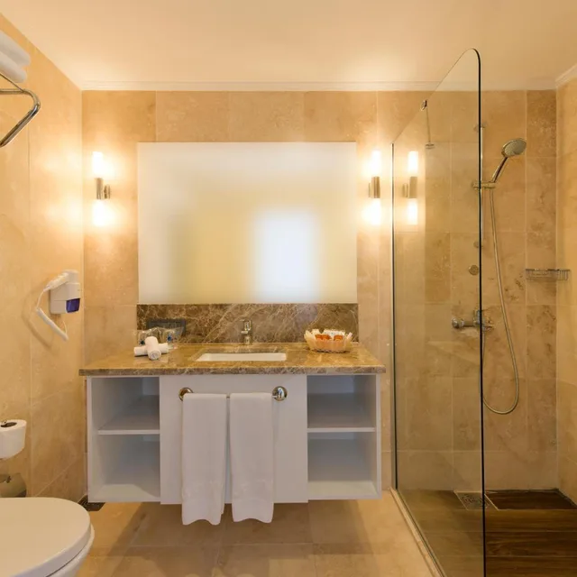 غرفة بسرير مزدوج أو سريرين منفصلين بإطلالة على المسبح، Bellazure Hotel 4/4