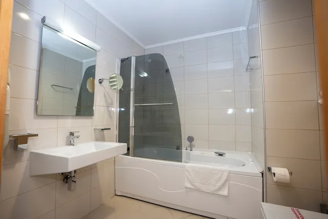 غرفة عائلية بسرير مزدوج وسرير فردي مع أريكة، Hotel Colosseo 3/6
