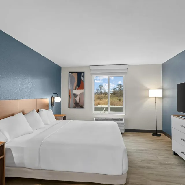 Room, King Bed, Everhome Suites Wichita Northeast 2/10