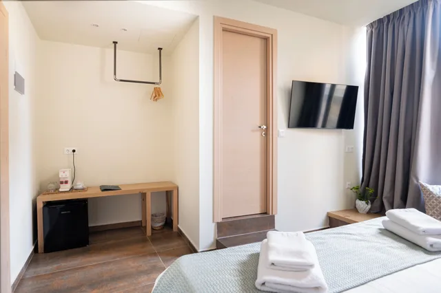 Deluxe, Queen Bed, City View, Ciel Living Athens 4/6