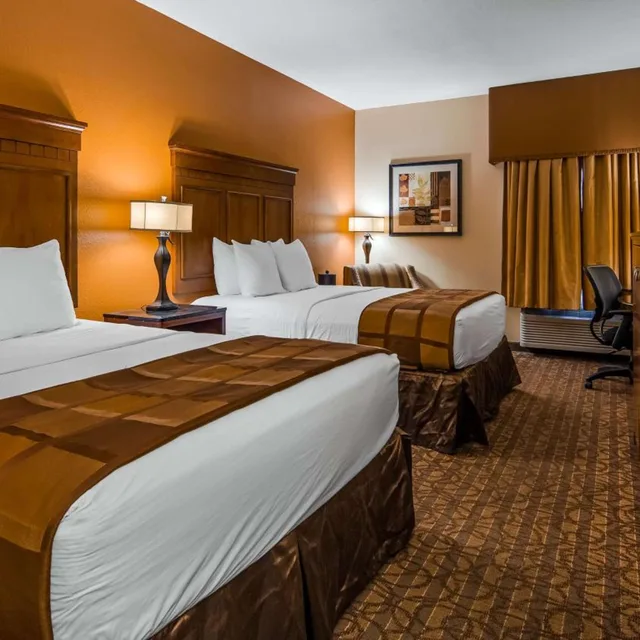 غرفة بسرير كينج وسريرين كوين، Best Western Plus Midwest Inn and Suites 1/2