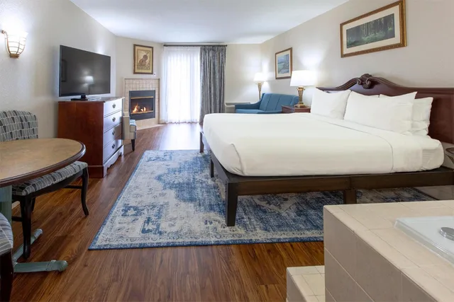 Mountain, Premier, King Bed, Water Park View، Music Road Hotel 4/8