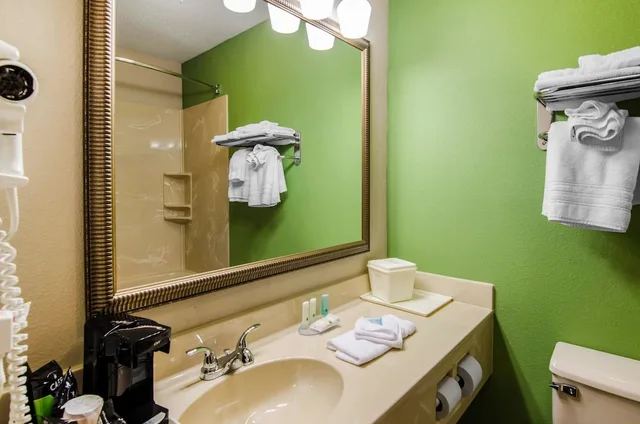 غرفة قياسية بسريرين كوين يُسمح فيها بالحيوانات الأليفة، Quality Inn Summersville 4/4
